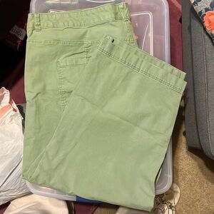 Old Navy olive green Capri pants, great condition